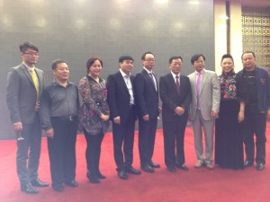 加中工商联主席滕达(左三)率代表团与中国侨联主席林军(左四)合影留念