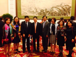 加中工商联代表团与中国侨联副主席朱奕龙在招待会现场